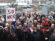 200 Beschäftigte von Huber versammeln sich vor dem Werktor zum Protest gegen Leiharbeit
