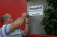Gregor Skudlarek, Betriebsrat Hornschuch bringt das Schild "Respekt!" vor dem Gewerkschaftshaus an